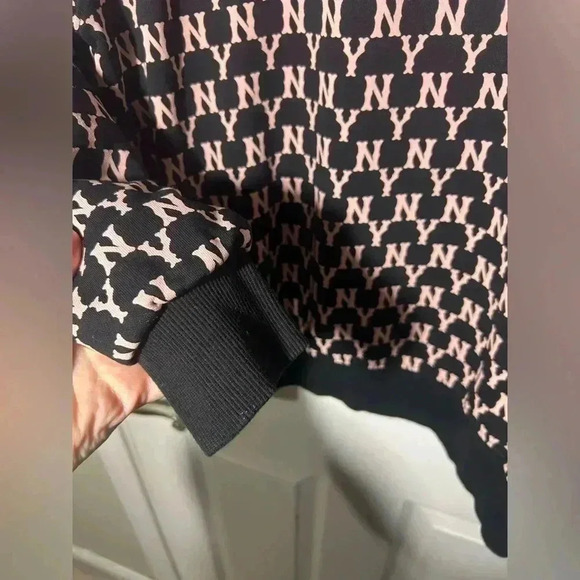 MLB New York YANKEES Monogram Embossed Sweatshirt Small Black & Pink Baseball - Picture 6 of 13